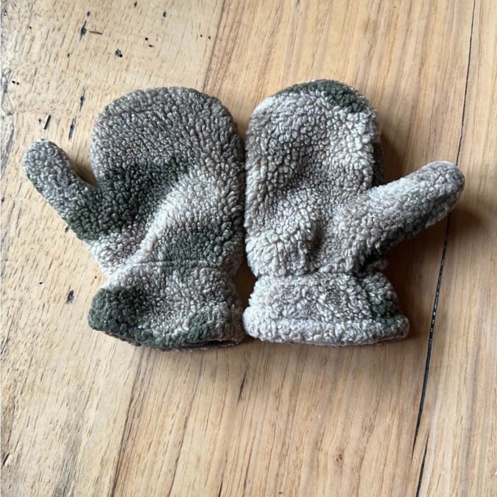 Cabela’s camo mittens gloves size 4/5T